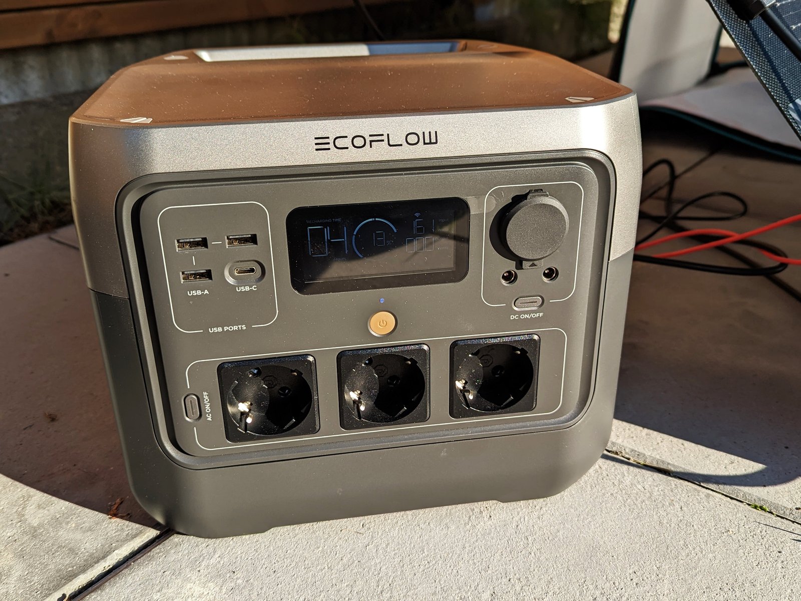 découvrez la ecoflow river 2, une station d’énergie portable compacte, légère et performante. elle offre une recharge rapide, de multiples ports, et une solution idéale pour le camping, le travail en extérieur ou les situations d'urgence.