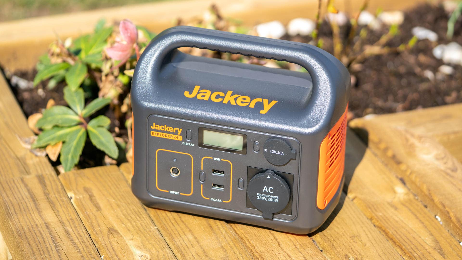 découvrez le jackery explorer 240, une station d'énergie portable idéale pour le camping, les voyages ou les situations d'urgence. profitez d'une alimentation fiable pour vos appareils électroniques où que vous soyez.