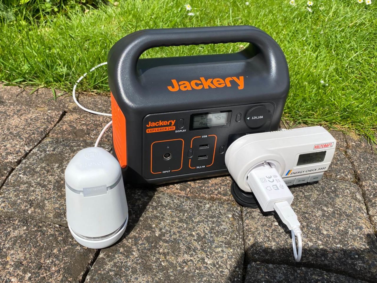 découvrez le jackery explorer 240 avec panneau solaire : une solution d'énergie portable, idéale pour le camping, les voyages et les urgences. profitez d'une alimentation propre et fiable partout où vous allez.