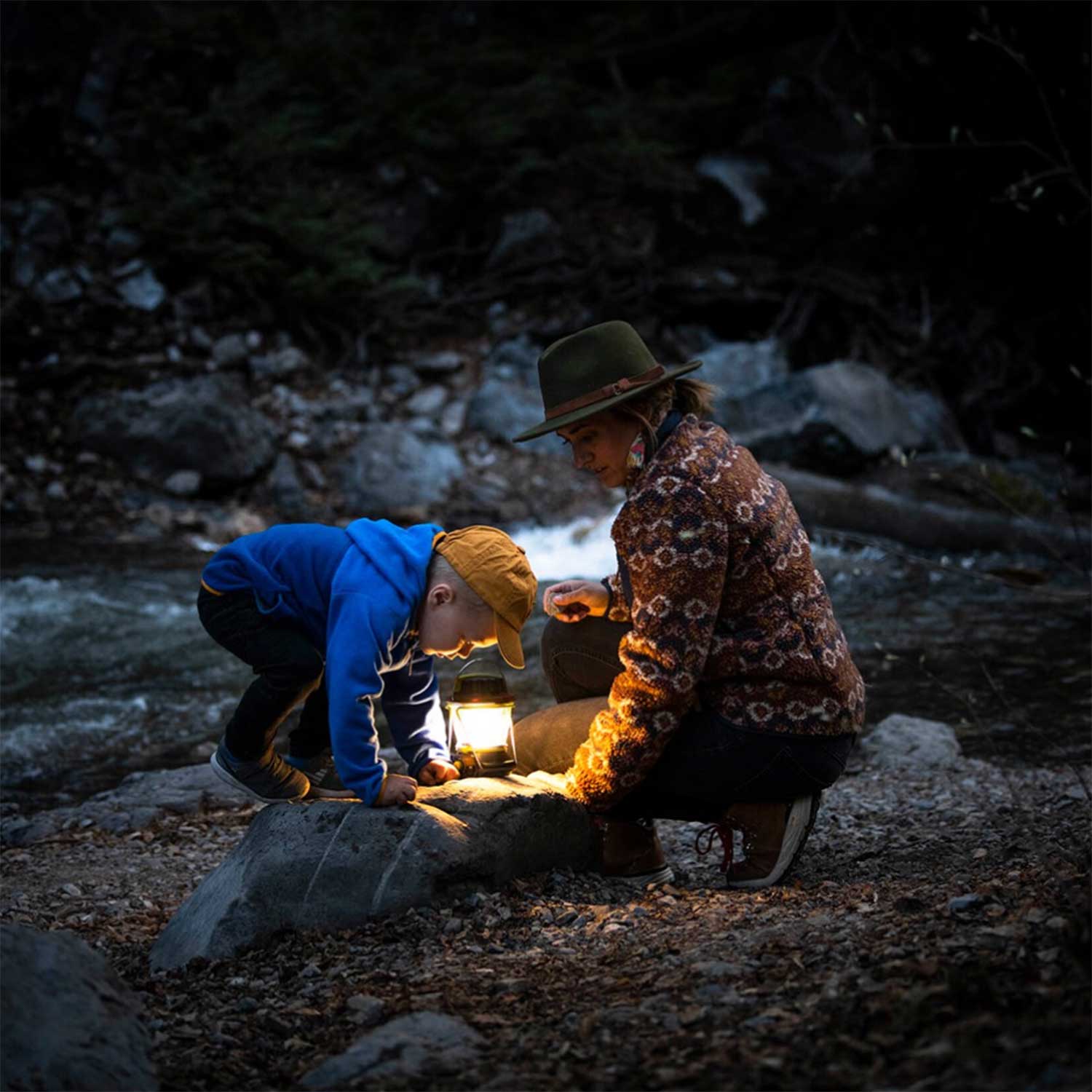 découvrez la lanterne solaire goal zero 600, une solution d'éclairage portable, écologique et puissante idéale pour le camping, les randonnées ou les situations d'urgence. rechargeable par énergie solaire, elle offre une grande autonomie et une luminosité contrôlable.