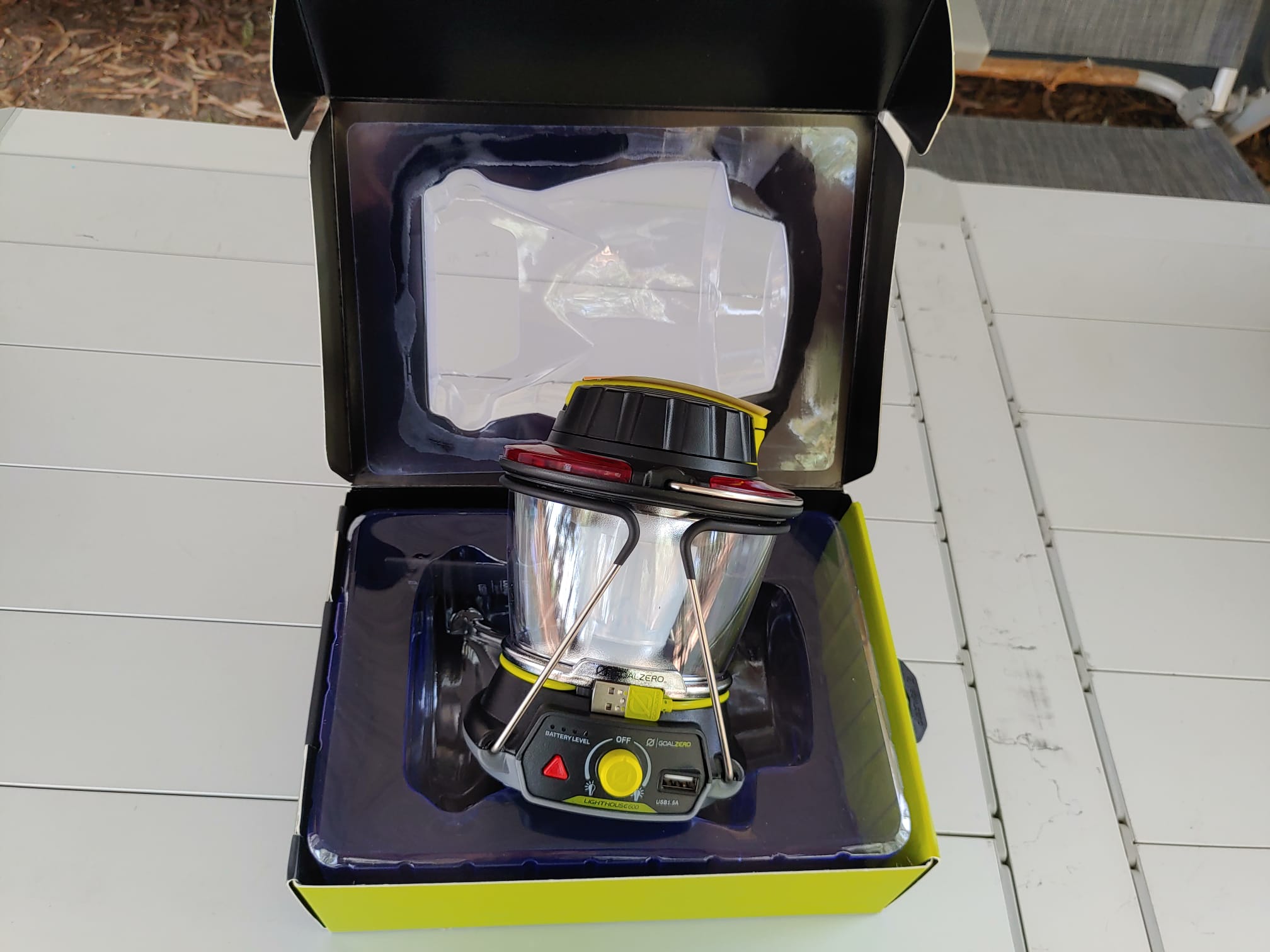 découvrez la lanterne solaire goal zero 600 : une solution d'éclairage portable, puissante et rechargeable, idéale pour le camping, les aventures en plein air ou les situations d'urgence. profitez d’une lumière fiable, économique et respectueuse de l’environnement.