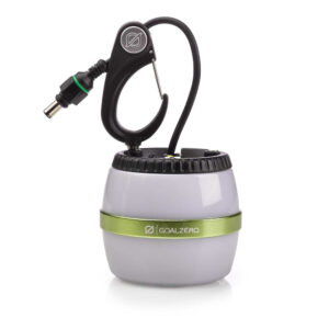 découvrez la goal zero lighthouse, une lampe torche usb polyvalente et une lampe suspendue pratique, compatible avec l'énergie solaire pour une utilisation écologique et autonome.